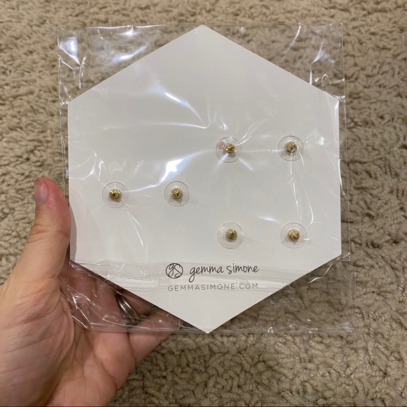 Minimalistic earrings - Picture 2 of 3